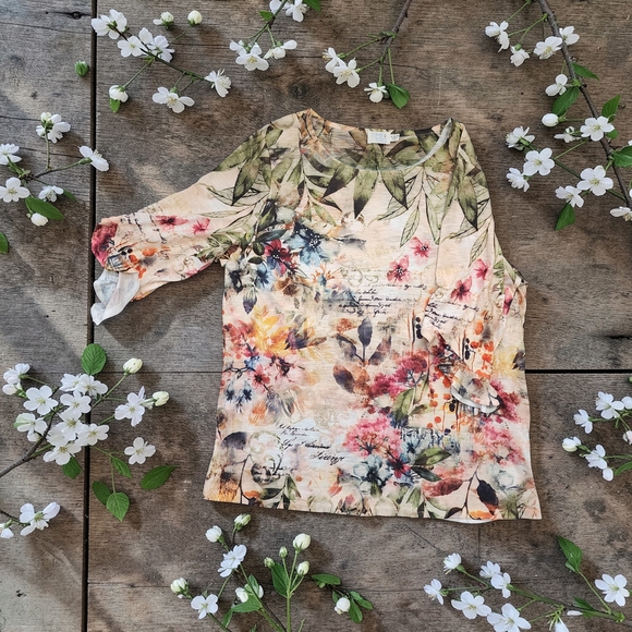Time and Tru Tops - Time and Tru Floral Tunic Top in Cream Multi